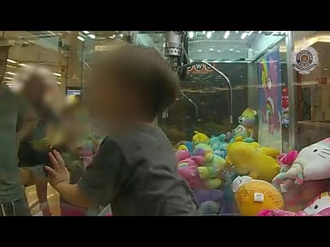 Australie: un enfant coincé dans une machine à pince | AFP