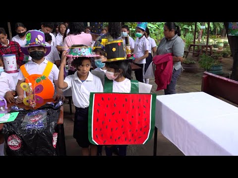 Estudiantes del colegio República de Colombia presentan creaciones a base de materiales reciclados