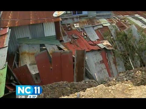 Muro cayó encima de tres casas en Alajuelita
