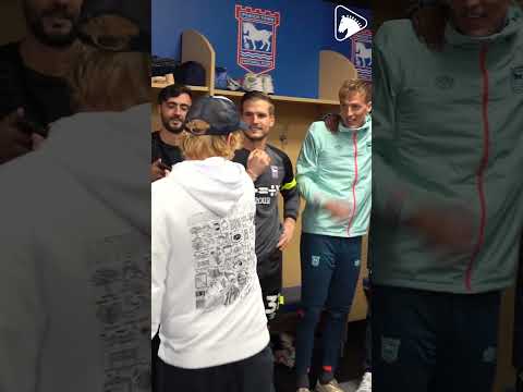 Ed Sheeran canta 'Perfect' junto al los jugadores del Ipswich Town tras un partido #shorts