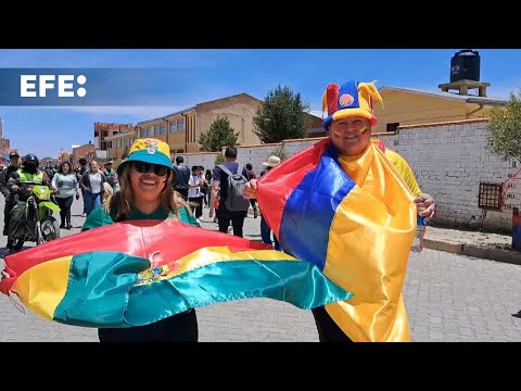 Fanáticos de Bolivia y Colombia viven la fiesta del fútbol en pareja, amigos e incluso rivales