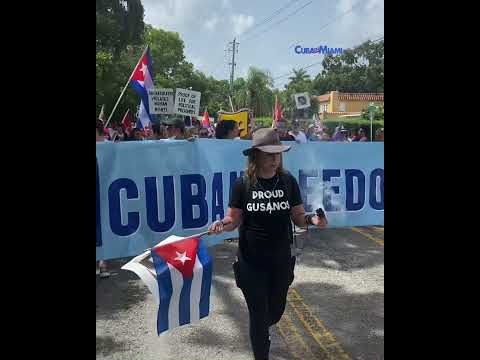 Cubanos marchan por las calles de Miami por una Cuba Libre