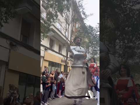 Cientos de niños disfrutan de la Comparsa de Gigantes y Cabezudos en la plaza del Pilar