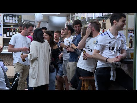 Aficionados del Real Madrid animan a su equipo desde la capital
