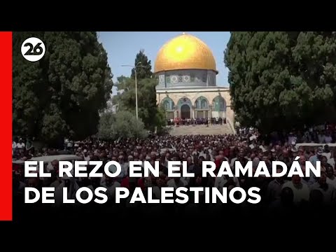 Palestinos desplazados realizan la última oración del viernes durante el mes sagrado de Ramadán