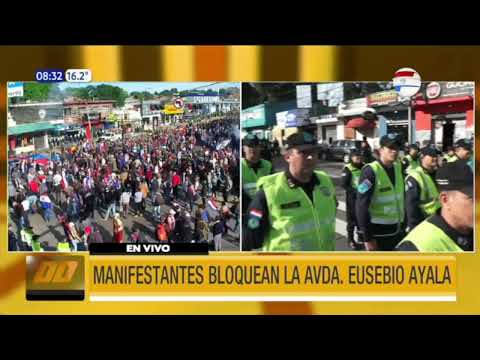 Manifestantes bloquean la avenida Eusebio Ayala