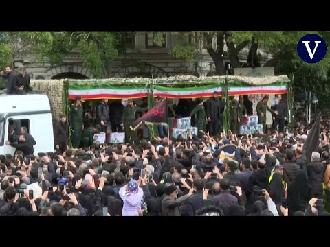 Una multitud rodea el camión con los restos del presidente iraní muerto