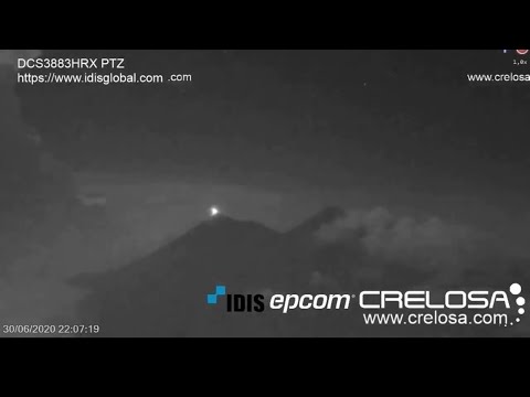 Imágenes de la tormenta eléctrica y explosiones en el Volcán de Fuego