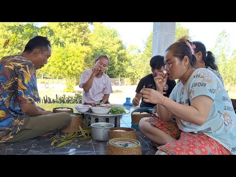 ปี้งไก่บ้านตำหมากฮุ่งผักเต็มถา