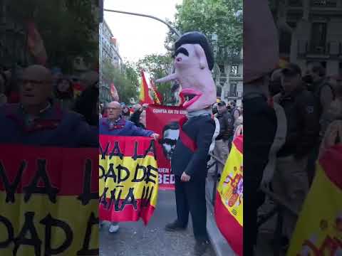 Un disfraz de 'cabezudo' de Pedro Sánchez anima la manifestación en Ferraz en contra del Gobierno