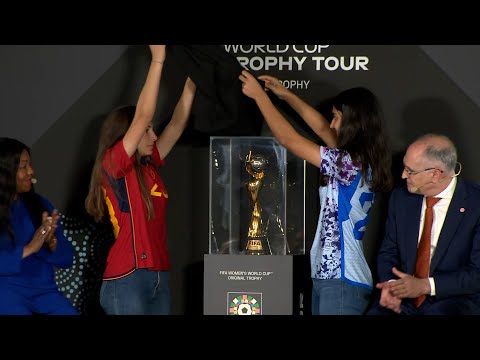 Inma Gabarro y Marina Artero descubren el trofeo de la Copa del Mundo femenino
