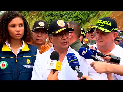 Presidente Gustavo Petro visita la zona de emergencia por la avalancha en la vía Quibdó-Medellín
