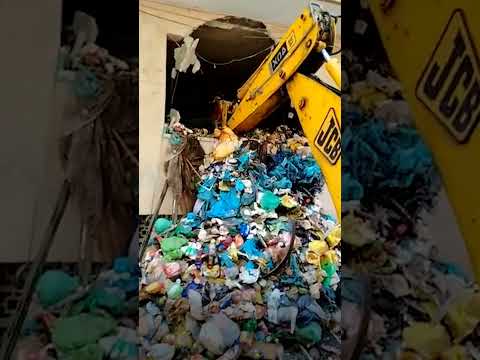 Rescatan a un hombre con síndrome de Diógenes atrapado entre toneladas de basura en El Prat