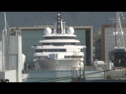 Images d'un méga yacht qui pourrait appartenir à Poutine amarré en Italie | AFP Images