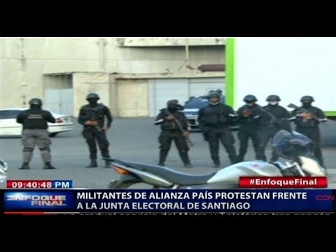 Militantes de Alianza País protestan frente a la Junta Electoral de Santiago