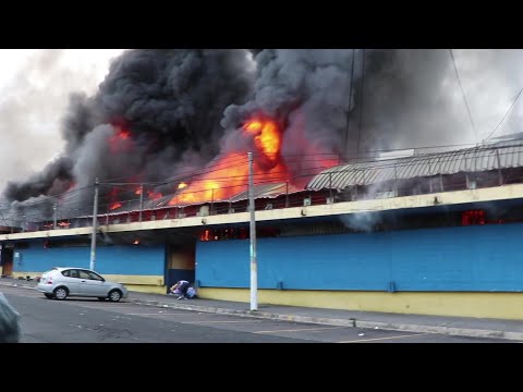 Voraz incendio consume mercado en El Salvador, sin víctimas | AFP