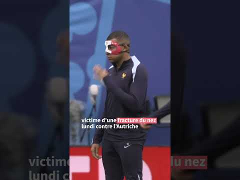 Kylian Mbappé s'entraîne avec un masque tricolore