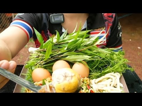 ส้มตำไข่ลูกไก่แกล้มผักแพรว