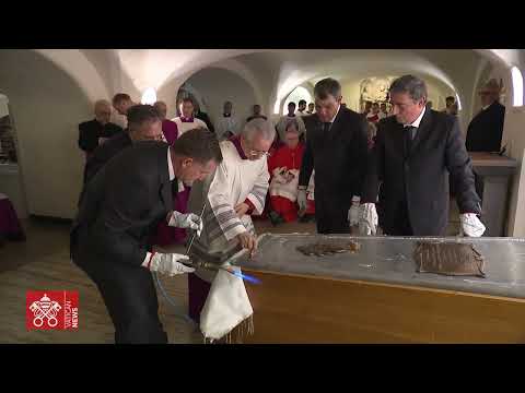 La inhumación del cuerpo del Papa emérito Benedicto XVI