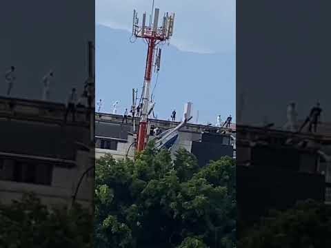 [Video] ¡Atención! Un helicóptero cayó a un techo de una casa en el barrio Manrique