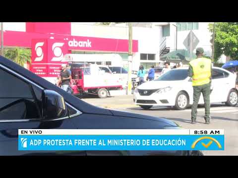 ADP protesta frente a Ministerio de Educación