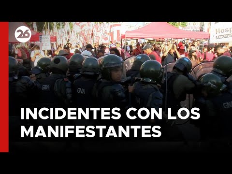 EN VIVO | Graves incidentes entre manifestantes y Gendarmería frente al Congreso de Argentina