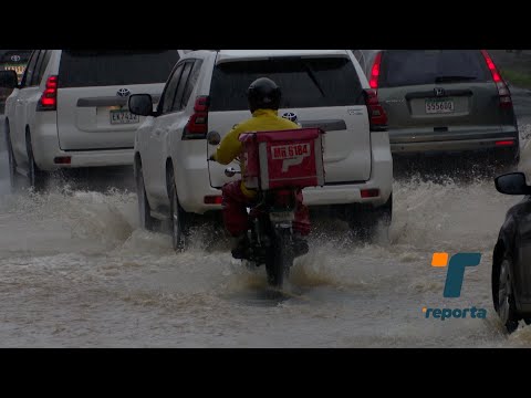 Fuerte lluvia deja calles anegadas en la capital