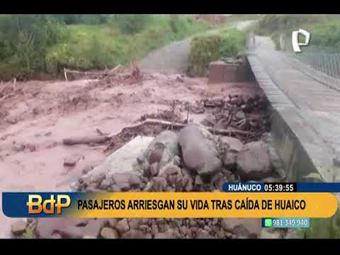 Caída de huaico en Huánuco: pasajeros arriesgan su vida al pasar por encima de derrumbes