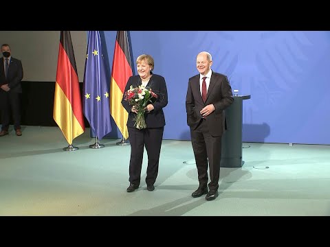 Passation de pouvoir entre Angela Merkel et le nouveau chancelier allemand Olaf Scholz | AFP Images