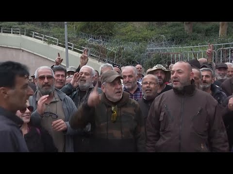 Retired soldiers protest in Beirut to demand salary raises amidst economic crisis