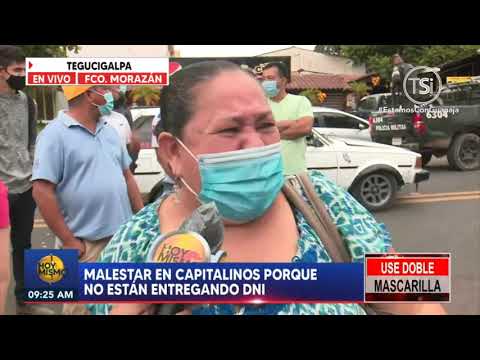 Hondureños reclaman que empleados del RNP no les entregan el DNI como protesta por no tener su pago