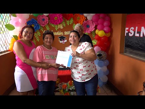 Mujeres de las Escuelas de Oficio del Inatec desarrollan habilidades en arreglos florales