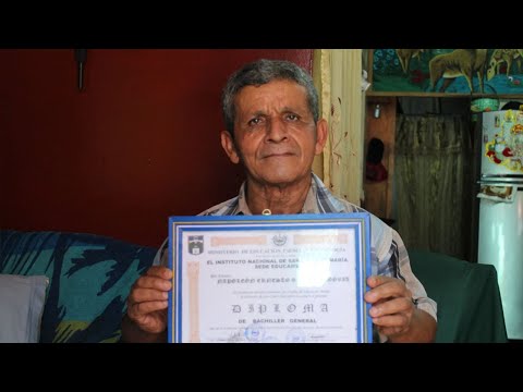 Napito se graduó de bachillerato a los 55 años