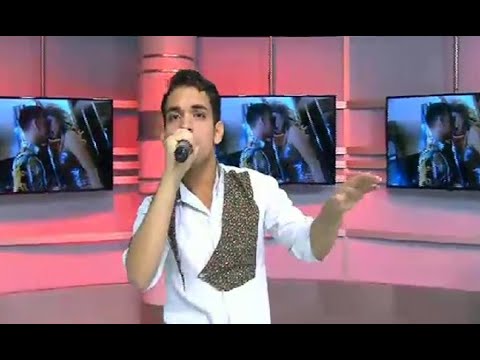 César Daniel canta en ''La Revista Al Día''