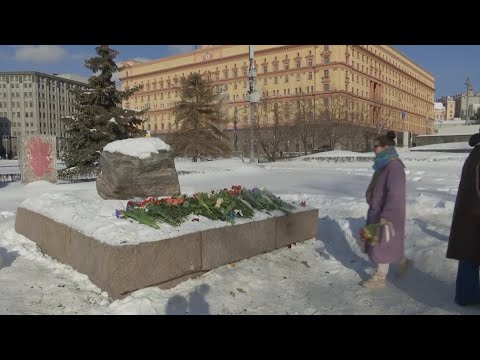 Muscovites continue to bring flowers in memory of Alexei Navalny
