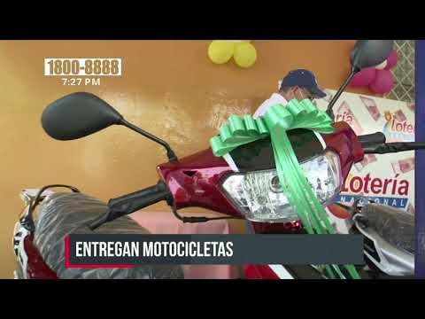 Lotería Nacional entrega motocicletas a los ganadores de La Raspadita - Nicaragua