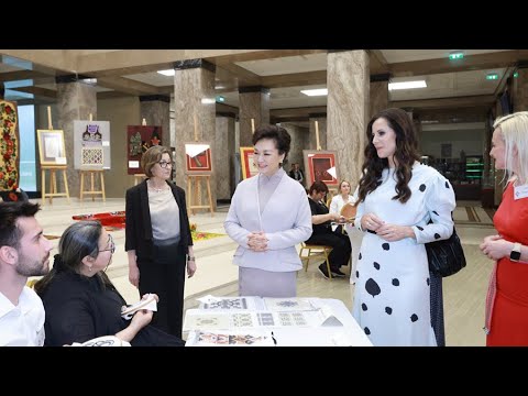 Peng Liyuan y la primera dama serbia Tamara Vucic visitan el Museo Nacional de Serbia