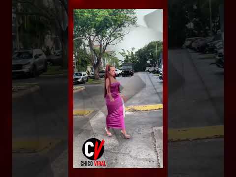 #shorts Mujer de limpieza tira la basura con pequen?o vestido