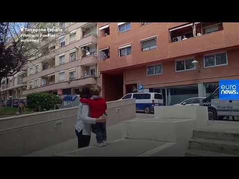Policías, al rescate de los cumpleaños confinados de niños en España