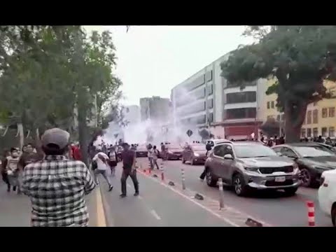 Centro de Lima: PNP utiliza gas lacrimógeno para dispersar a manifestantes