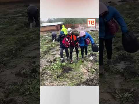 Rescatan a mujer embarazada y su familia tras desborde de río Ancoa en Linares