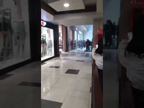 #breakingnews Se cae techo del mall arauco en #Chilllan por las fuertes lluvias