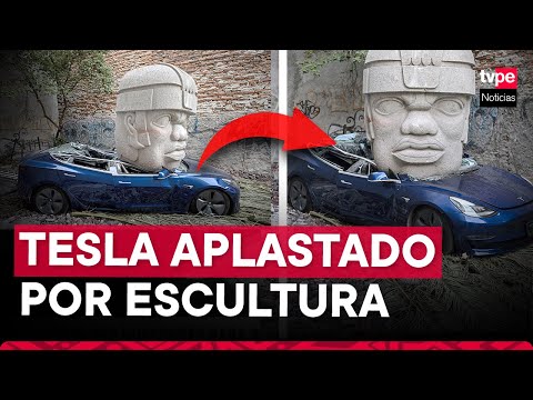 México: un Tesla aplastado por colosal escultura indígena, el provocador arte urbano