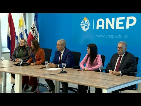 Imágenes de la firma de un acuerdo con ANEP por Bachillerato Internacional