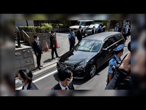 El coche fúnebre que transporta al ex primer ministro japonés Shinzo Abe llega a Tokio
