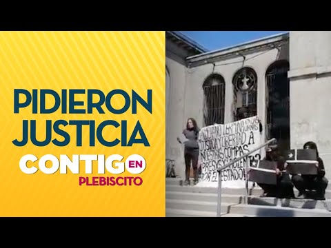 ENCADENADOS: Registran protesta afuera de la Catedral de Concepción - Contigo En Plebiscito 2020