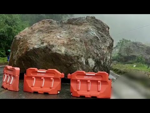 Rocas ponen en peligro tránsito en Ventanas - Teleantioquia Noticias