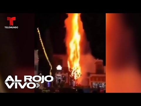 Un pino de Navidad se incendió tras ser impactado por fuegos artificiales en México