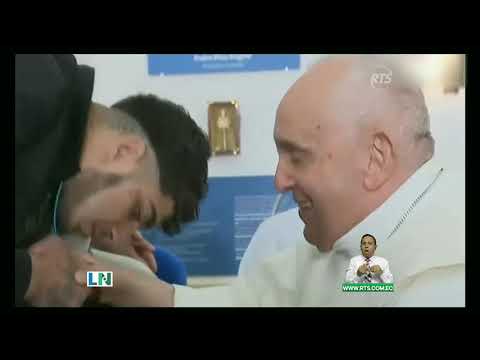 El Vaticano: Papa Francisco lava pies de 12 presos