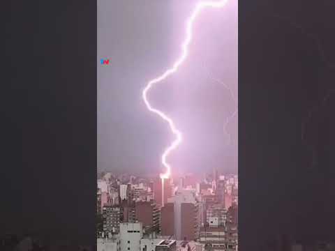 IMPRESIONANTE VIDEO: un rayo impactó en un edificio en Rosario
